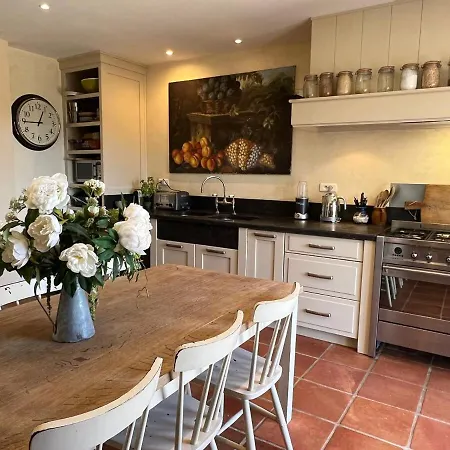 וילה Beautiful 5 Bedroom Family House With Pool