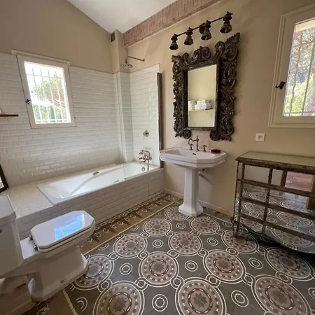 וילה Beautiful 5 Bedroom Family House With Pool